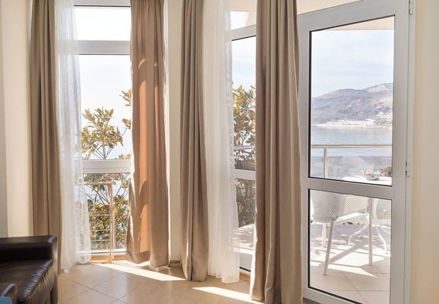 Seaside Bliss: Elegant 1BD with Stunning View