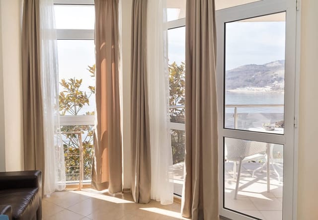 Seaside Bliss: Elegant 1BD with Stunning View