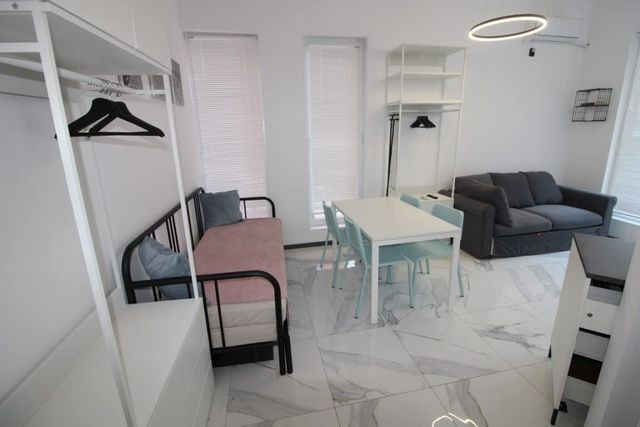 Sunny Day 6 Modern Studio