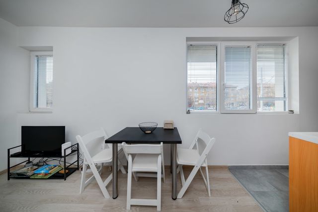 1BR Flat Steps from Metro and Tram Stops