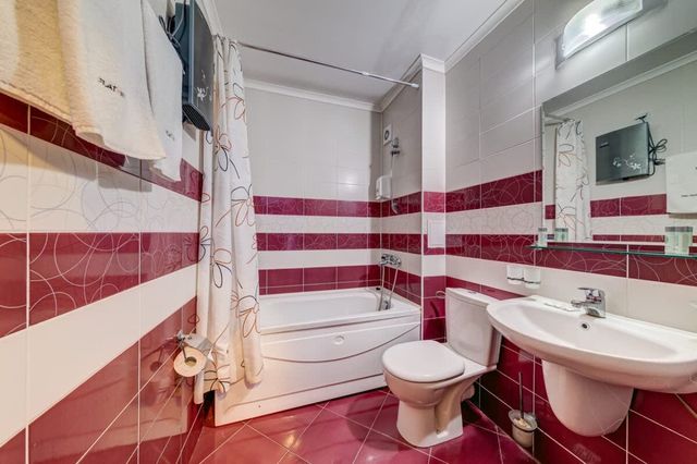 Colorful 2BD Apartment with Indoor Fireplace