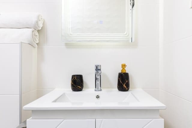 Bright Windowed Studio 10 mins to the City Centre