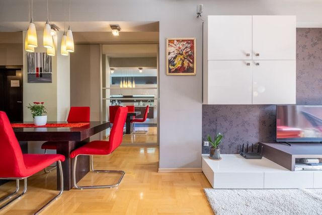 Chic 1BD Flat near Metro | Workspace & Terrace