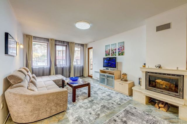 Bright and Spacious 2-BDR Apartment with Balcony