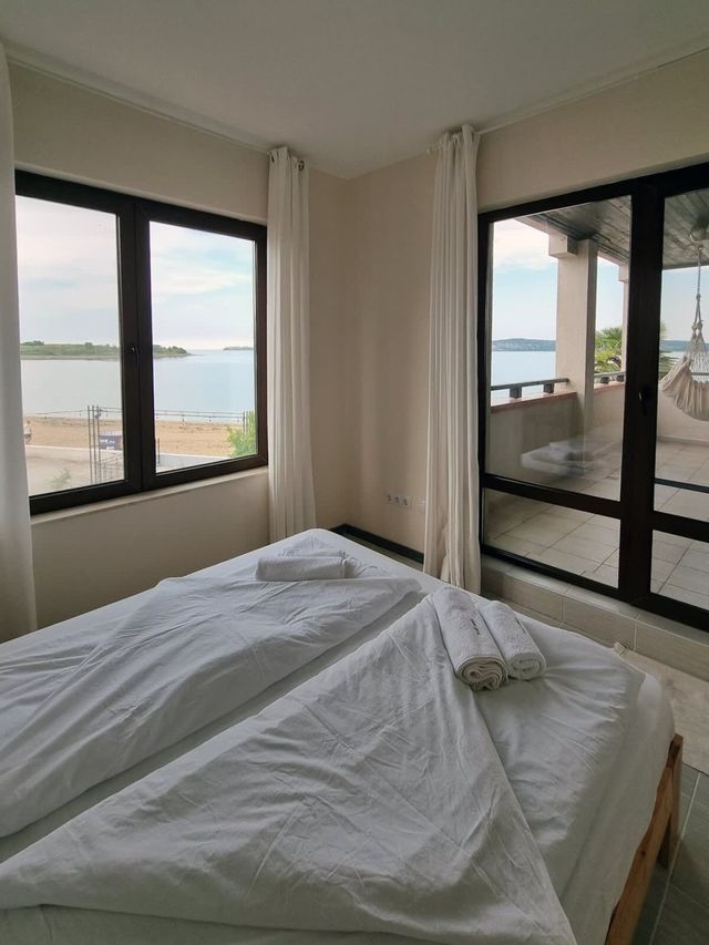 Spacious 3BD flat with Parking and Sea View