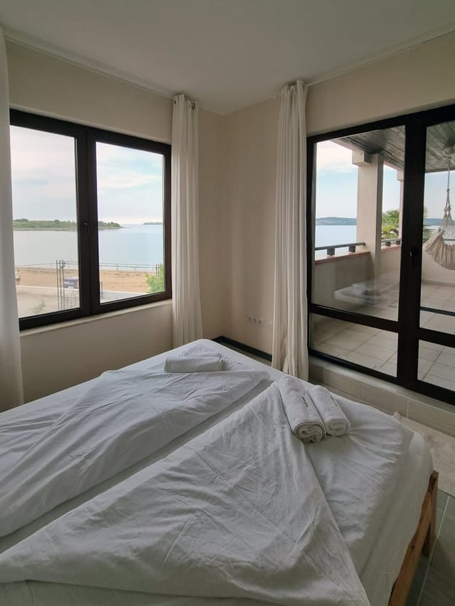 Spacious 3BD flat with Parking and Sea View
