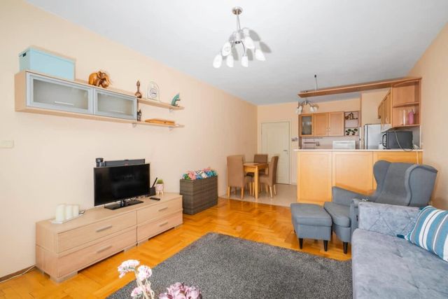 City Haven: Expansive Apartment in Prime Location