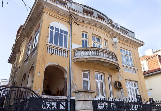 Stylish Maisonette Just Steps from the Sea Garden