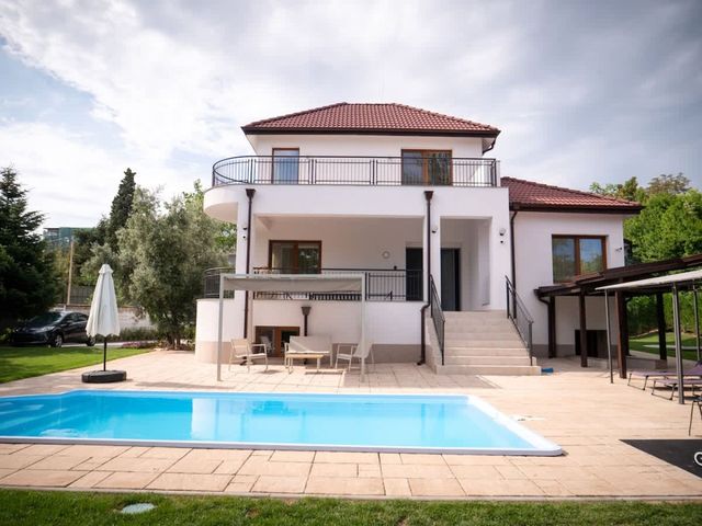 Private Villa with 5BD, Pool & Stunning Sea Views