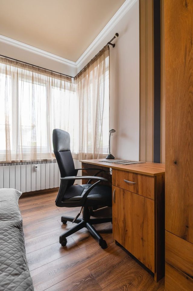 Eagles' Bridge ~ 1BD flat with desk