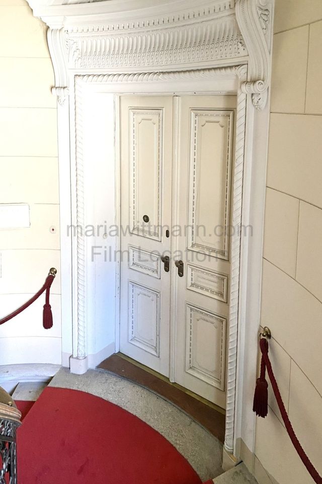 Classic Grand Apartment with Connecting Period Drawing Rooms