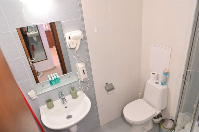 Cozy Flat with Pool & Mountain Views, Near Gondola