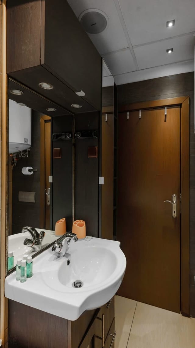 Central 1BD Apartment Next to Women's Market