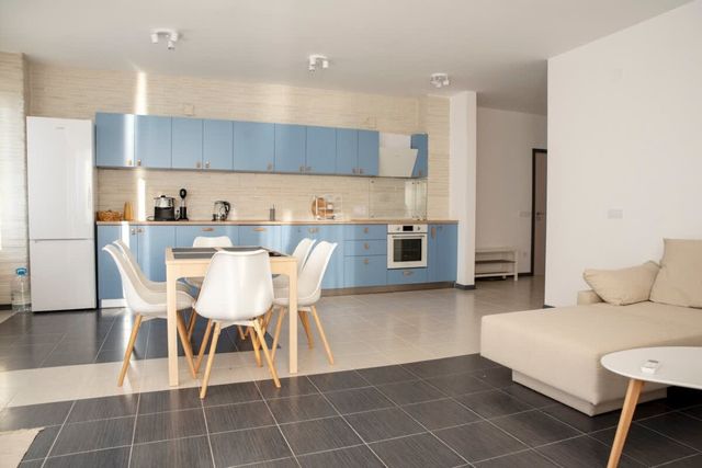 Spacious 3BD flat with Parking and Sea View