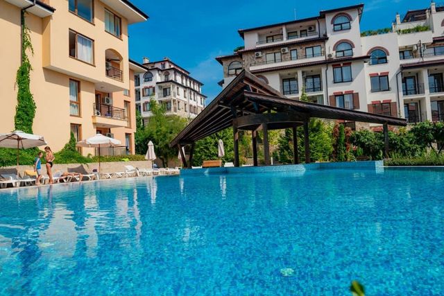 Paradise Dreams Lively Studio with pool view