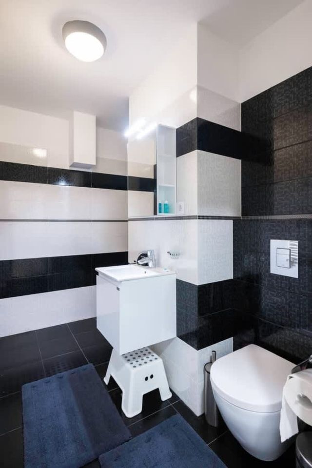 Silver Gem  1BD with desk and balcony