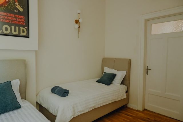 Elegant Escape - High Ceilings, Balcony & Piano