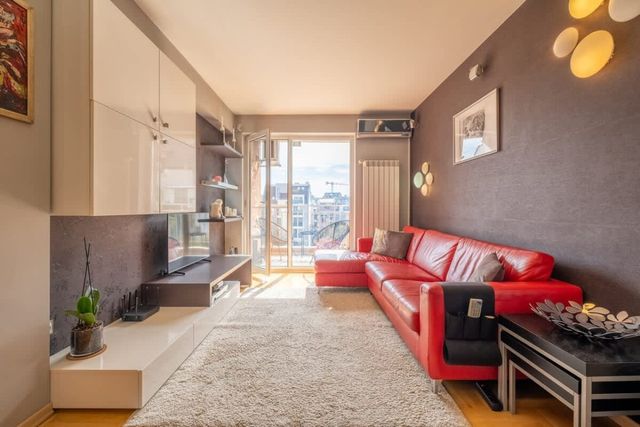 Chic 1BD Flat near Metro | Workspace &amp; Terrace - Photo 3