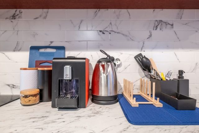 One Bedroom with Parking - Women's Market