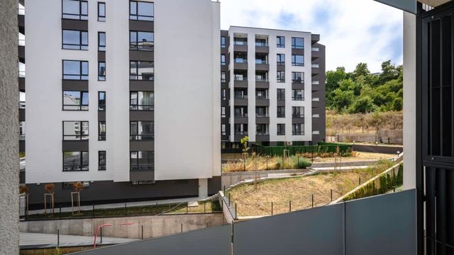 Fresh & Modern Apartment with Balcony