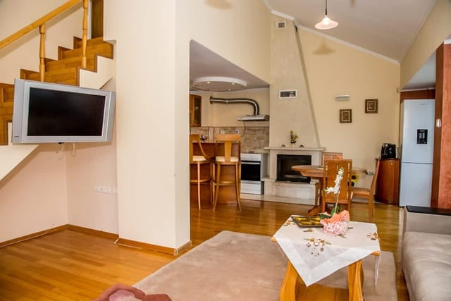 Spacious & Sunny Maisonette w/ Terrace near Centre