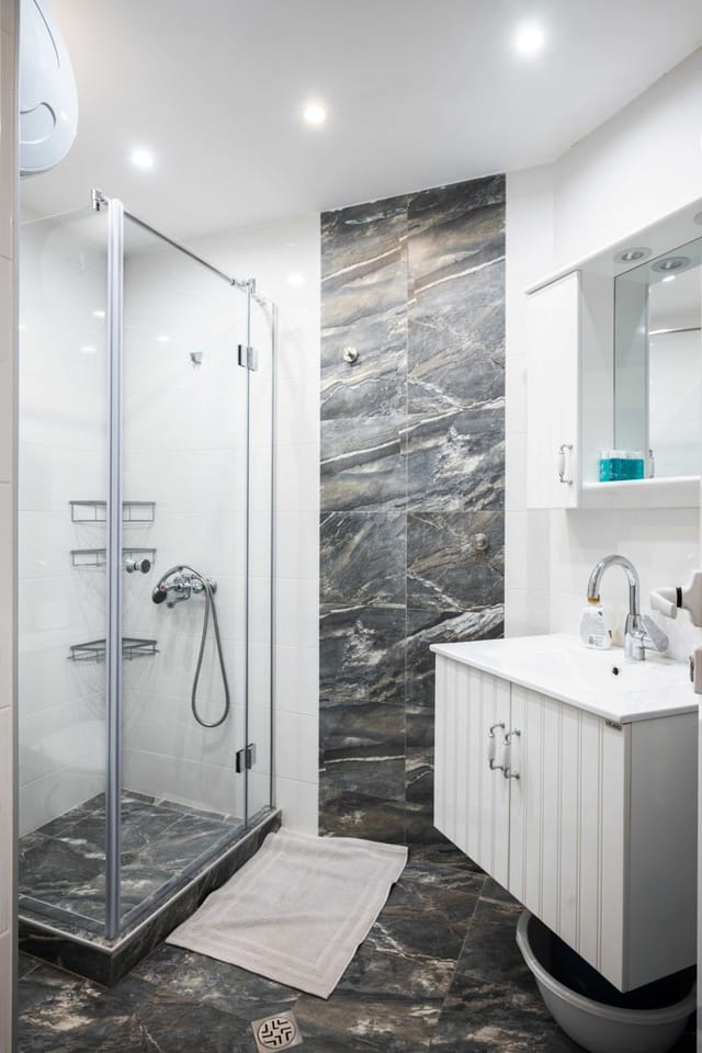 Sunny & Modern 1BD Apartment