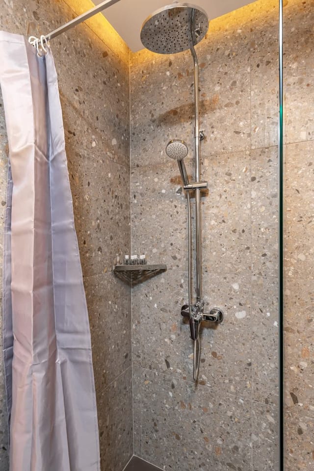 Downtown Modern Studio with Balcony