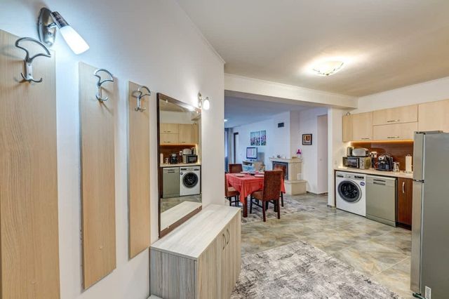 Bright and Spacious 2-BDR Apartment with Balcony