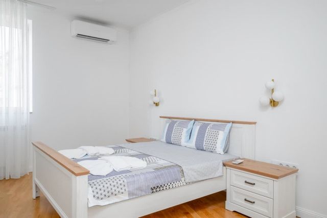 The Purely Placed 1BD Central Flat - Photo 4