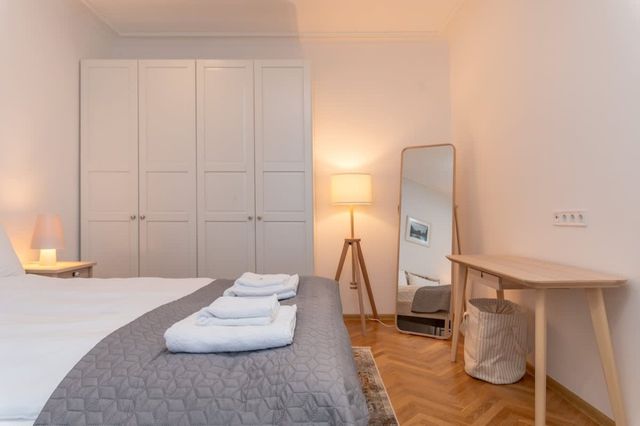 Industrial 2BD Flat | 3 Min to Metro & Stadium