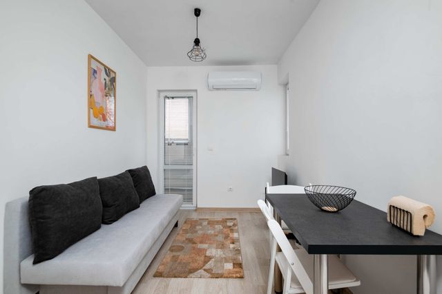 1BR Flat Steps from Metro and Tram Stops