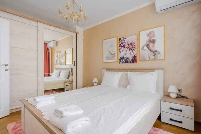 Charming Urban Retreat: Stylish 1BD Flat near NDK