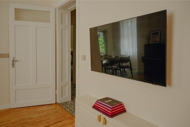 Elegant Escape - High Ceilings, Balcony & Piano