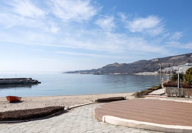 Seaside Bliss: Elegant 1BD with Stunning View