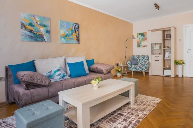 Charming Urban Retreat: Stylish 1BD Flat near NDK
