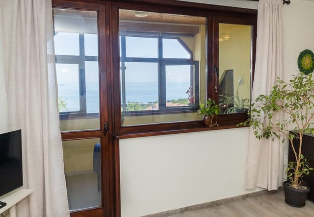 Cozy Sea-View Flat with Balcony in Galata, Varna