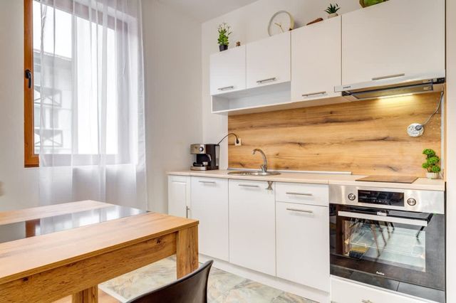 Villa Kometa  – 1BD Apt with Balcony & Forest View