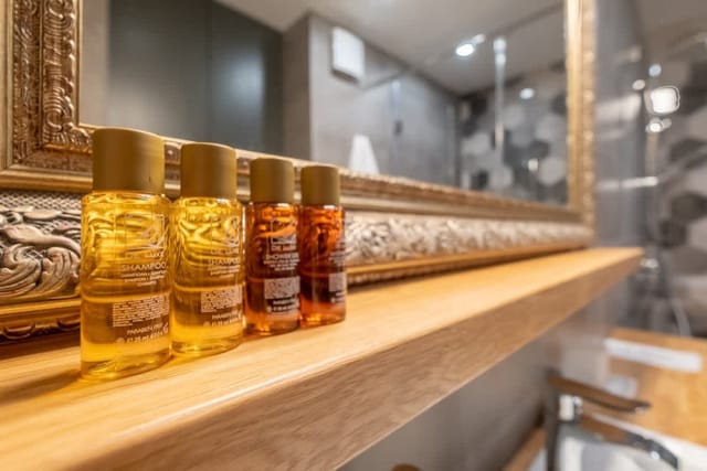 High-end Designer 2BR Aprt + Lift&Balconies