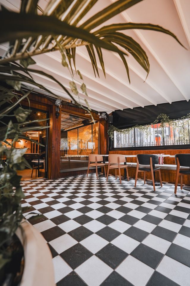 Three Railway Arch Industrial Venue with a Courtyard in Shoreditch