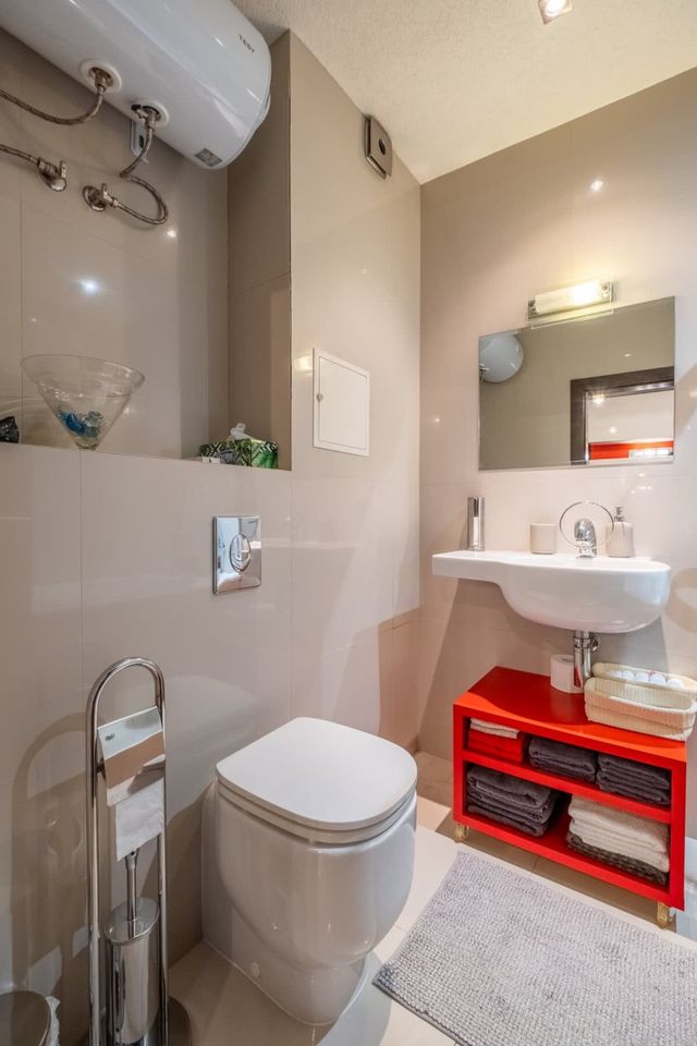 Chic 1BD Flat near Metro | Workspace & Terrace