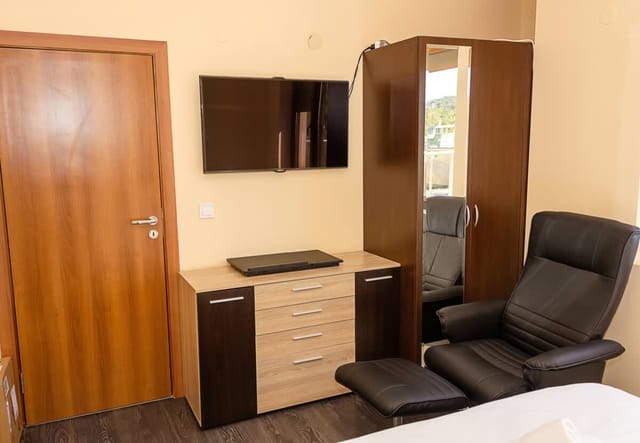 Spacious 3BD Flat with Large Terrace & Sea View