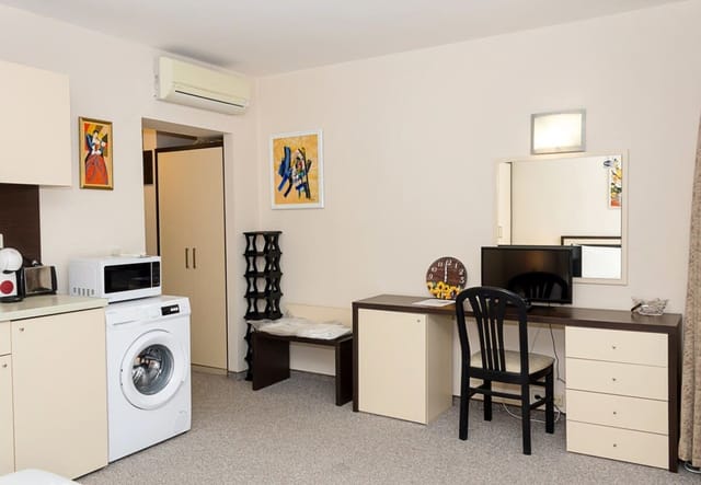 Sunny Studio in Hotel Berlin, Steps from the Beach