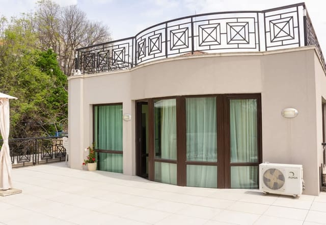 Cozy 1BD Apartment with a Spacious Terrace