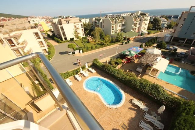 Belle View Studio with Pool View