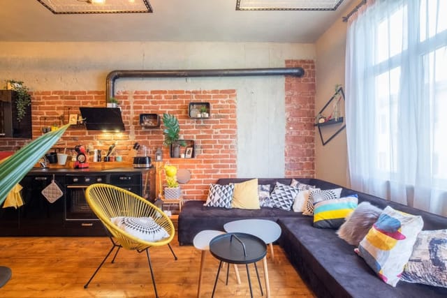 2 BDR & 2 BTHR Funky Apartment / Supreme Location