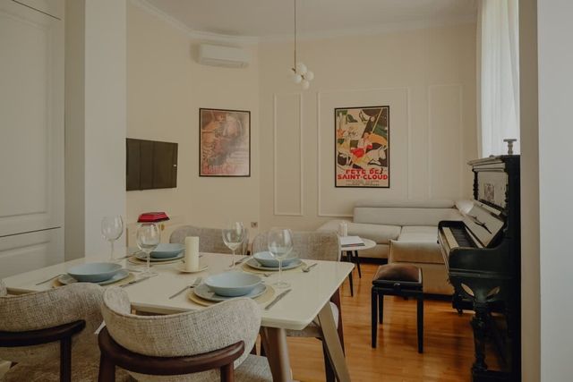 Elegant Escape - High Ceilings, Balcony & Piano