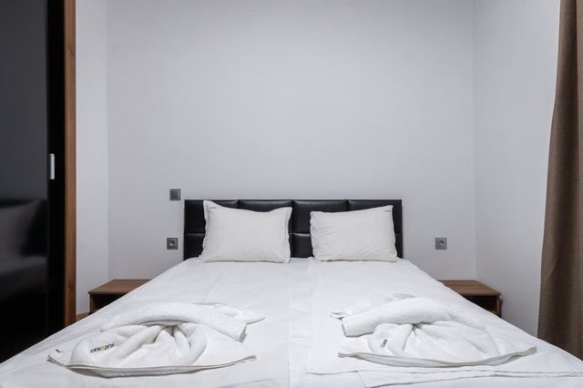 Modern 2BD/2BA Designer Apartment - Prime Location