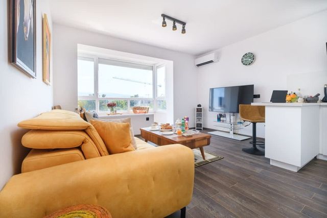 Serene Luxe Oasis Retreat on the Outskirts