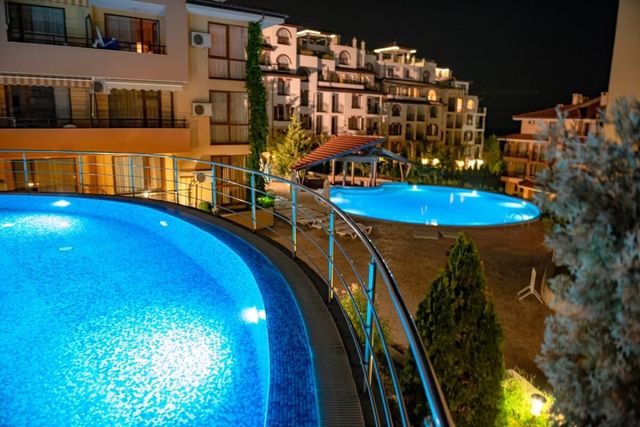 Paradise Dreams Lively Studio with pool view