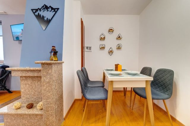 Colorful Retreat  1BD next to the slopes